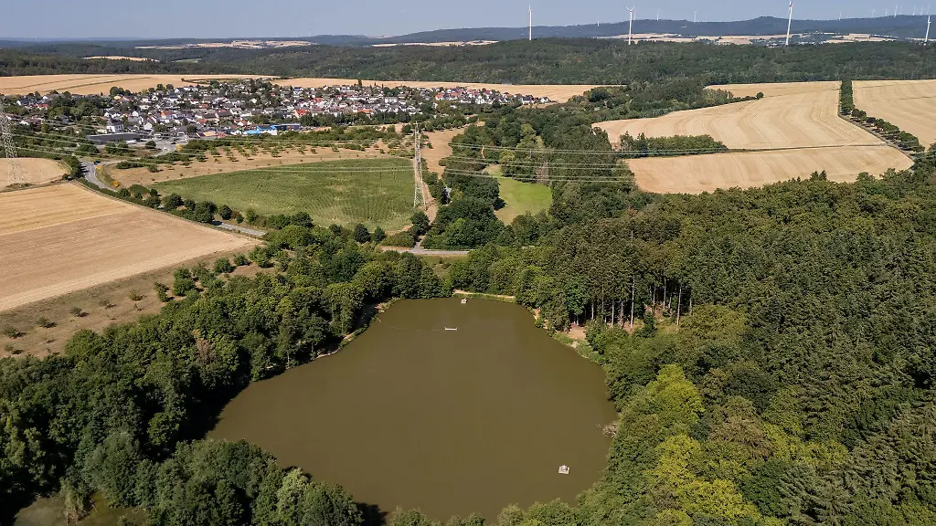Im-Beuerbacher-See-sorgt-ein-Oberflaechenbeluefter-fuer-Sauerstoffzufuhr-im-Wasser