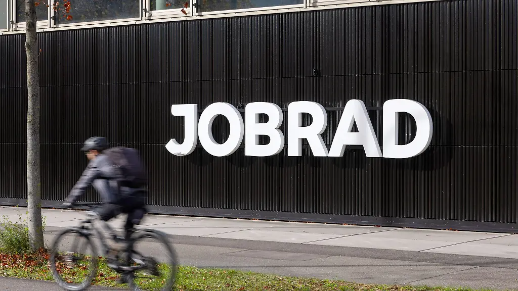 Ein-Radfahrer-faehrt-vor-der-Zentrale-der-Firma-JobRad-vorbei