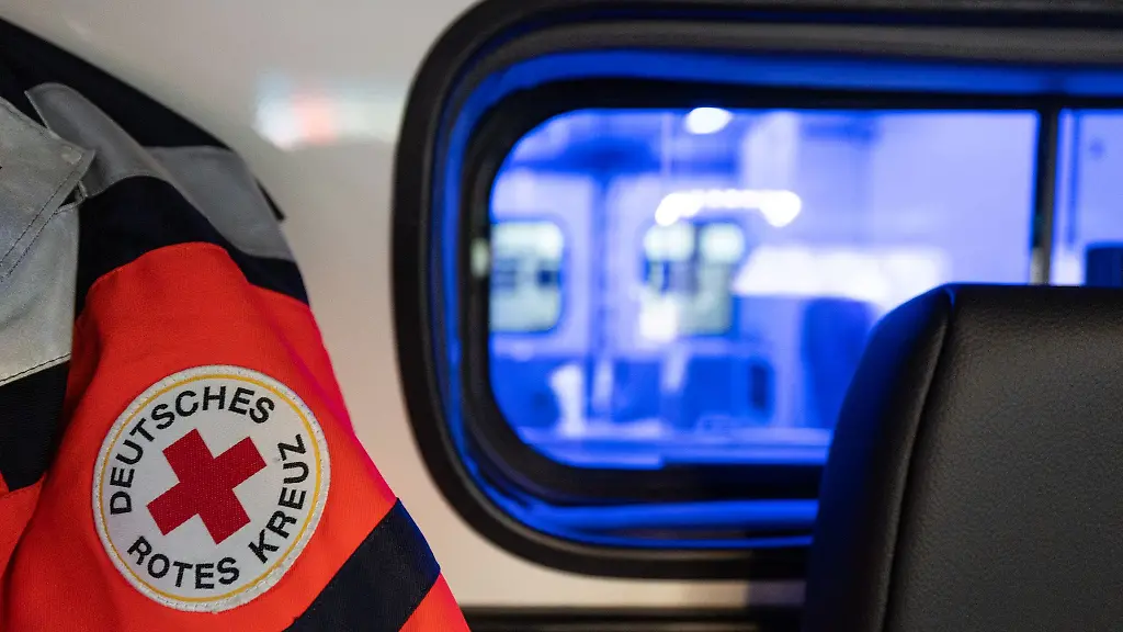 Sanitaeter-bringen-den-jungen-Autofahrer-in-eine-Klinik