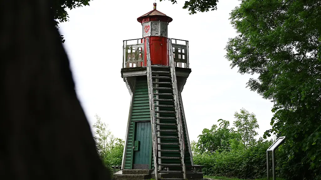 Der-rot-gruene-Holzturm-leitete-einst-die-Schiffe-auf-den-sicheren-Weg-in-den-Hamburger-Hafen
