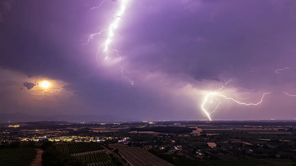Am-Nachmittag-drohen-Gewitter