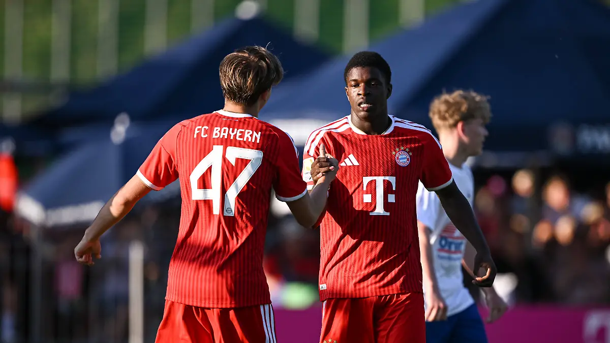 Fussball-1-Bundesliga-2026-2027-Testspiel-FC-Rottach-Egern-FC-Bayern-Muenchen-30-07-2026-Bastian-Assomo-re-FC-Bayern-Muenchen-klatscht-Guido-Della-Rovere-li-FC-Bayern-Muenchen-ab-Soccer-Bundesliga-1-20262027-Friendly-Match-FC-Rottach-Egern-vs-FC-Bayern-Munich-July-30-2026-Bastian-Assomo-right-FC-Bayern-Munich-high-fives-Guido-Della-Rovere-left-FC-Bayern-Munich