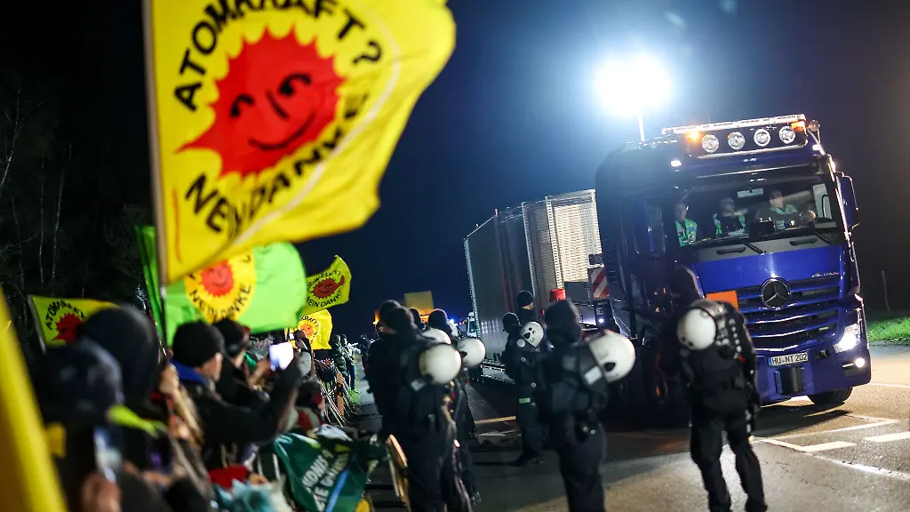 Beamte-einer-Hundertschaft-der-Polizei-sichern-die-Ankunft-des-Castor-Transporters-vor-dem-Zwischenlager-in-Ahaus