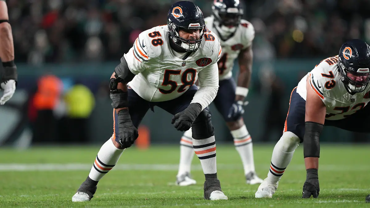 PHILADELPHIA-PA-NOVEMBER-28-Chicago-Bears-offensive-tackle-Darnell-Wright-58-sets-up-to-block-during-the-game-between-the-Chicago-Bears-and-the-Philadelphia-Eagles-on-November-28-2025-at-Lincoln-Financial-Field-in-Philadelphia-PA