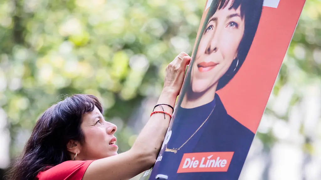 02-08-2026-Berlin-Elif-Eralp-Spitzenkandidatin-von-Die-Linke-fuer-die-Berliner-Abgeordnetenhauswahl-haengt-zum-Start-der-Wahlkampfplakatierung-fuer-die-Berliner-Abgeordnetenhauswahl-am-20-September-2026-an-der-Skalitzer-Strasse-in-Kreuzberg-ein-Plakat-auf
