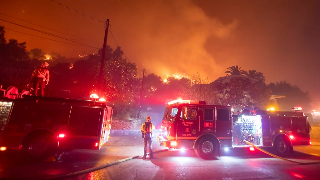 January-8-2025-Los-Angeles-California-United-States-Firefighters-battle-the-Eaton-fire-as-it-burns-in-the-Sierra-Madre-east-side-of-Los-Angeles-California