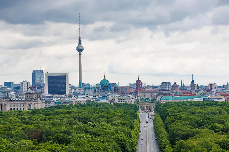 Blick-von-der-Siegessaeule-Richtung-Osten-Strasse-des-17-Juni-mit-Blick-zu-Fernsehturm-Brandenburger-Tor-und-Rotes-Rathaus-28-05