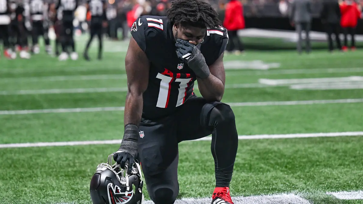 ATLANTA-GA-DECEMBER-07-Atlanta-linebacker-Jalon-Walker-11-prays-prior-to-the-start-of-the-NFL-American-Football-Herren-USA-game-between-the-Seattle-Seahawks-and-the-Atlanta-Falcons-on-December-7th-2025-at-Mercedes-Benz-Stadium-in-Atlanta-GA