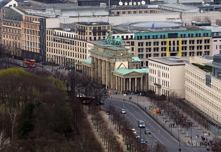 03-04-2019-Berlin-Blick-auf-die-Stadt-mit-dem-Brandenburger-Tor-und-dem-Tiergarten
