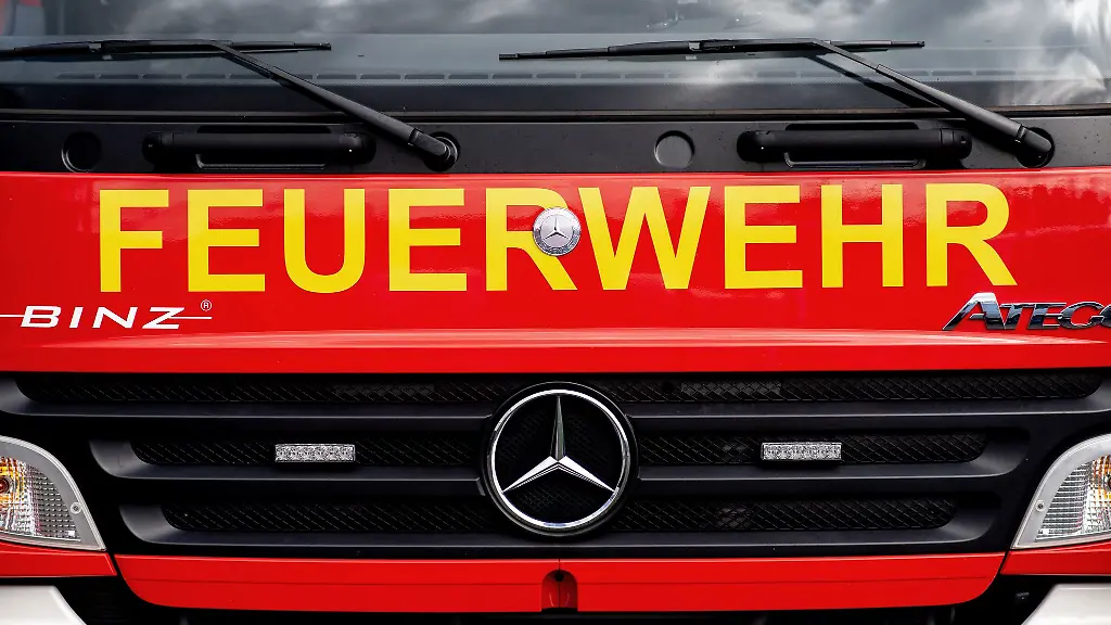 Die-Feuerwehr-hielt-am-fruehen-Morgen-noch-die-Brandwache-ab