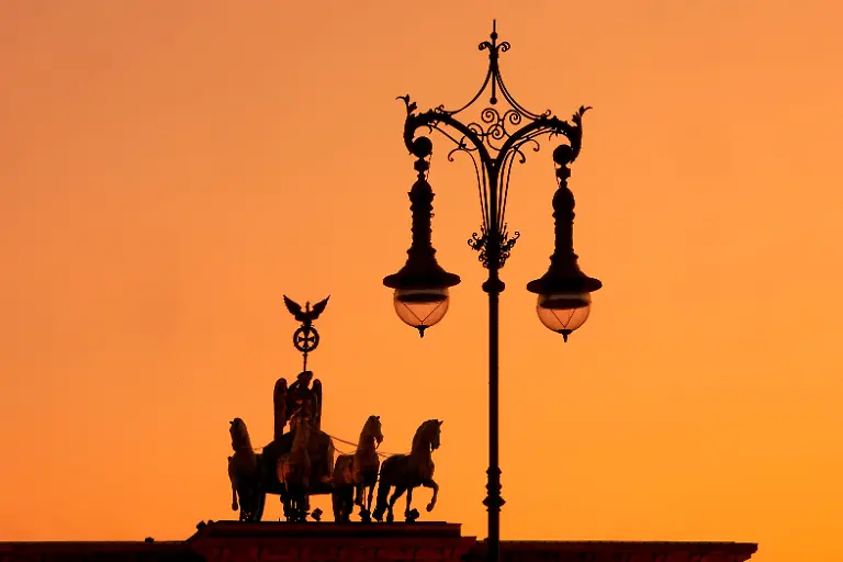 Quadriga-auf-dem-Brandenburger-Tor-mit-Altberliner-Gaslaterne-im-Abendrot-Pariser-Platz-Deutschland-Berlin-Quadriga-on-the-Brandenburger-Tor-with-historic-gas-lantern-in-evening-glow-Pariser-Platz-Paris-Square-Germany-Berlin