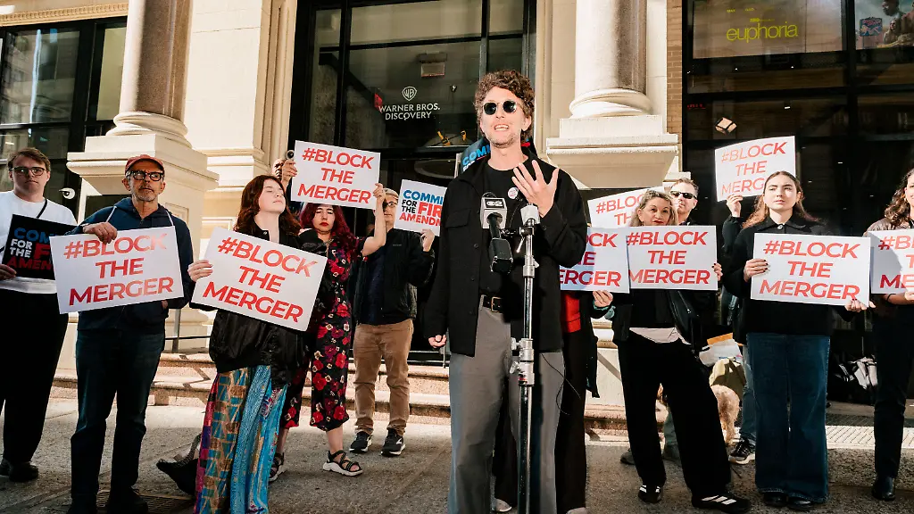 April-23-2026-New-York-New-York-USA-Standing-in-front-of-a-coalition-of-activists-Oscar-winning-director-DAVID-BORENSTEIN-Mr-Nobody-vs-Putin-speaks-in-front-of-the-Warner-Bros-Discovery-WBD-headquarters-in-Manhattan-to-protest-the-mega-merger-between-Paramount-Skydance-and-WBD-The-merger-if-approved-would-put-CBS-CNN-Warner-Bros-Pictures-Paramount-Pictures-HBO-Nickelodeon-Tik-Tok-all-under-the-control-of-Larry-and-David-Ellison-a-father-and-son-duo-who-have-a-pro-Trump-and-Israel-bias-The-transaction-still-needs-to-be-approved-by-antitrust-regulators-at-the-Department-of-Justice-and-the-merger-could-face-a-separate-legal-challenge-from-California-Attorney-General-Rob-Bonta-Earlier-this-week-more-than-4-000-actors-directors-screenwriters-and-producers-have-signed-an-open-letter-opposing-the-merger-saying-it-would-harm-an-industry-A-a-Ealready-under-severe-strain-in-large-part-due-to-prior-waves-of-consolidation