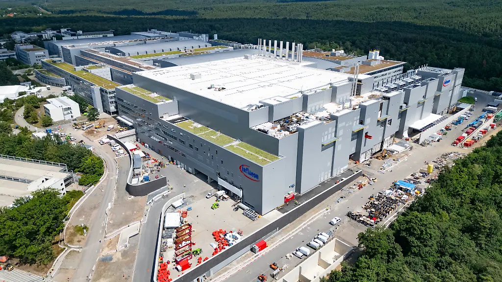 Blick-auf-die-Infineon-Smart-Power-Fab-Luftaufnahme-mit-Drohne-Mit-dem-neuen-Werk-reagiert-Infineon-auf-die-steigende-Nachfrage-nach-Halbleitern-etwa-fuer-erneuerbare-Energien-Rechenzentren-und-Elektromobilitaet-In-der-neuen-Fabrik-sollen-rund-1-000-zusaetzliche-Arbeitsplaetze-entstehen
