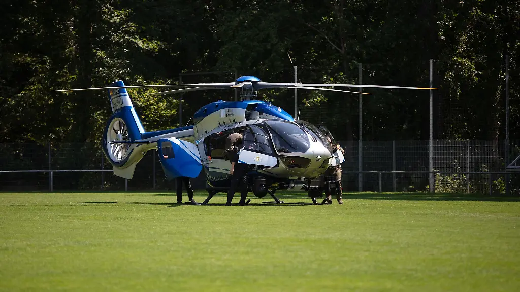 Der-Polizeihubschrauber-landete-auf-einem-Sportplatz