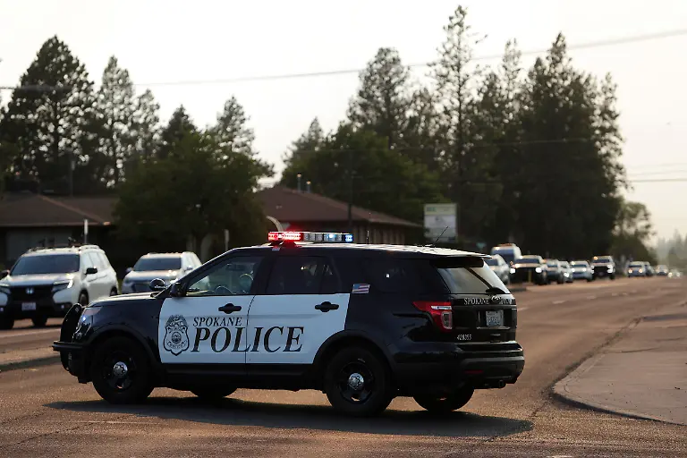 Police-block-W-Francis-Ave-at-N-Monroe-St-as-vehicles-leave-an-Old-Trails-Fire-evacuation-area-Saturday-Aug-1-2026-in-Spokane-Wash