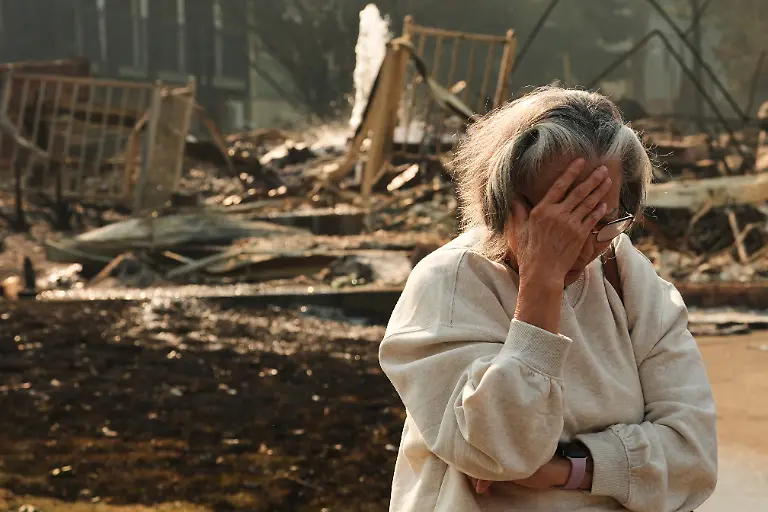 Miriam-Sim-76-reacts-while-talking-about-her-neighborhood-largely-burning-to-the-ground-after-a-wildfire-hit-the-northern-part-of-Spokane-Wash-Monday-Aug-3-2026