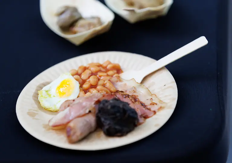 Wuerstchen-Schinken-Baked-Beans-und-Ei-werden-als-klassisches-englisches-Fruehstueck-serviert