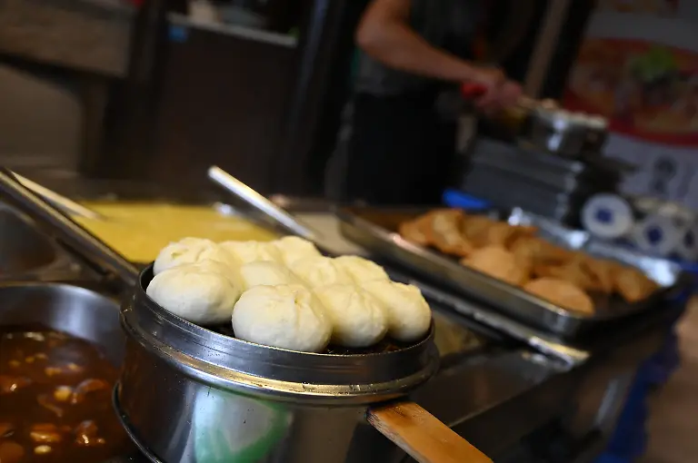 Auf-einem-Dampfgarkorb-liegt-eine-Portion-chinesischer-Teigtaschen-Chinesisch-Baozi-Baozi-mit-ihren-verschiedenen-Fuellungen-sind-in-China-ein-beliebtes-Fruehstuecksgericht