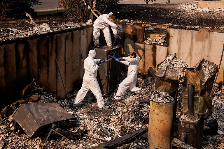 Jeff-Clauson-and-his-brothers-Brian-Clauson-and-Bodey-Clauson-try-to-open-a-safe-as-they-recover-items-from-Jeff-s-house-which-was-burned-by-the-Old-Trails-Fire-wildfire-in-Spokane-Washington-U-S-August-4-2026