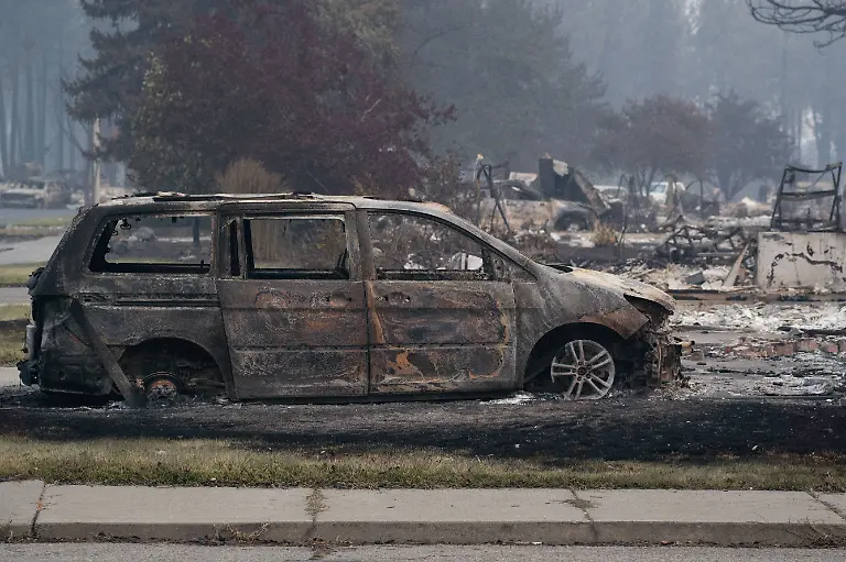 A-charred-minivan-sits-amidst-debris-from-burned-homes-along-West-Rifle-Club-Road-in-Spokane-Washington-U-S-August-4-2026