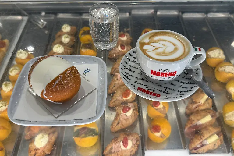 Ein-suesses-italienisches-Fruehstueck-mit-dem-Sahnegebaeck-Maritozzo-und-einem-Cappuccino
