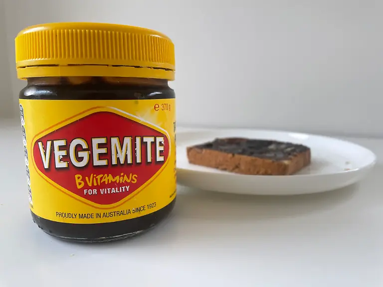 Ein-Glas-des-beliebten-australischen-Brotaufstrichs-ist-vor-einem-Teller-mit-einem-Vegemite-Toast-zu-sehen-Die-meisten-Australier-lieben-den-salzigen-Hefeaustrich