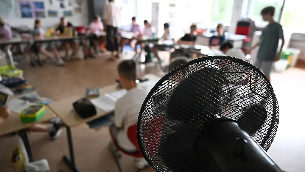 Etliche-Eltern-haben-ihre-Kinder-im-Juni-bei-der-grossen-Hitze-nicht-zur-Schule-geschickt