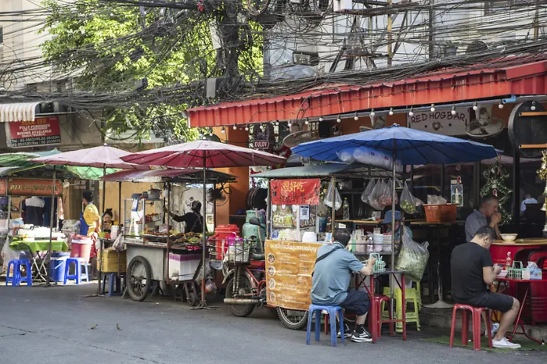 Streetfood-Staende-an-einer-Strasse-in-Sothorn-in-der-Stadt-Bangkok-in-Thailand-Thailand-Bangkok-4-Dezember-2023-Street-Food-stalls-on-a-road-in-Sothorn-in-the-city-of-Bangkok-in-Thailand-Thailand-Bangkok-Dezember-4-2023-Copyright-imageBROKER-URS-ibliqx17088137