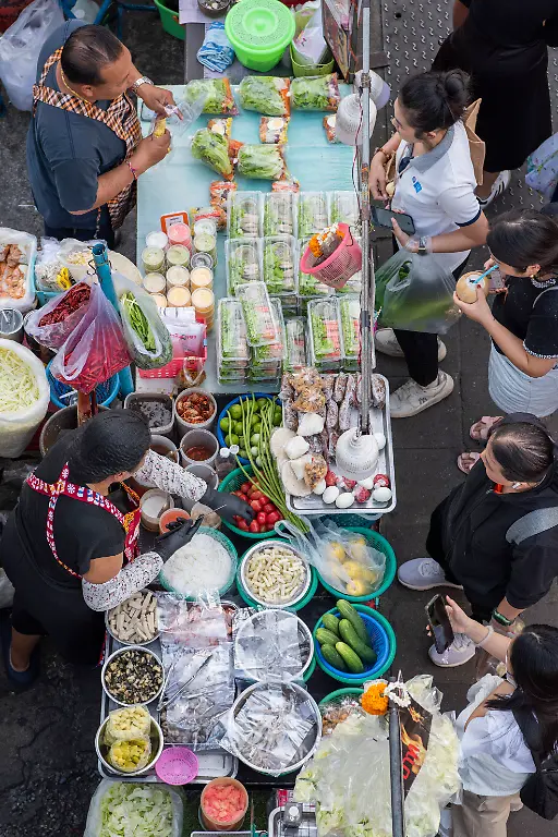 THAILAND-BANGKOK-RACHADA-ROAD-STREETFOOD-MARKT-streetfood-Market-with-Thai-Food-Shops-the-Ratchadaphisek-Road-in-Rachada-of-Din-Deng-in-the-City-of-Bangkok-in-Thailand-Thailand-Bangkok-December-12-2025-LicenseRM-Copyright-xZoonar