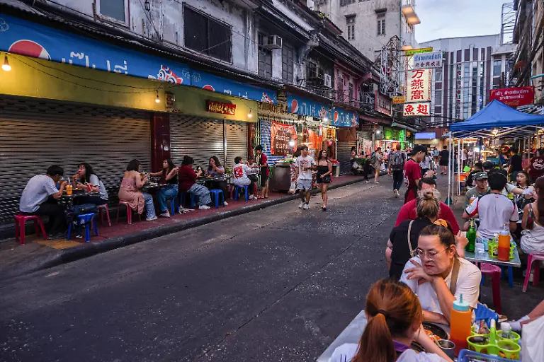 August-13-2025-Bangkok-Thailand-Tourists-are-seen-eating-food-at-a-street-food-stall-in-Bangkok-s-Chinatown-Bangkok-s-Chinatown-also-known-as-Yaowarat-is-the-famous-destination-for-tourists-at-night-with-a-lot-of-the-street-food-stalls-and-Chinese-restaurants