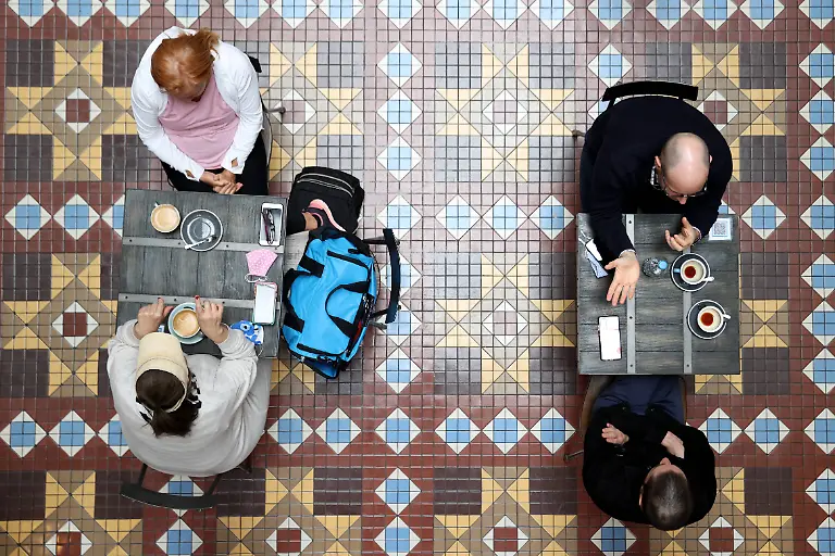 News-Bilder-des-Tages-NSW-CORONAVIRUS-COVID19-REOPENING-People-dine-at-cafes-inside-Strand-Arcade-in-Sydney-Saturday-October-16-2021-After-106-days-almost-63-000-cases-and-nearly-440-deaths-stay-at-home-orders-were-lifted-and-a-raft-of-restrictions-eased-across-NSW-on-Monday