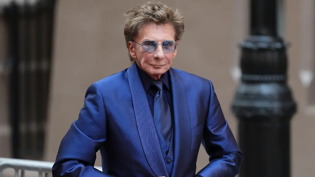 Barry-Manilow-arrives-at-the-funeral-services-for-Clive-Davis-at-Central-Synagogue-in-New-York-Monday-June-29-2026