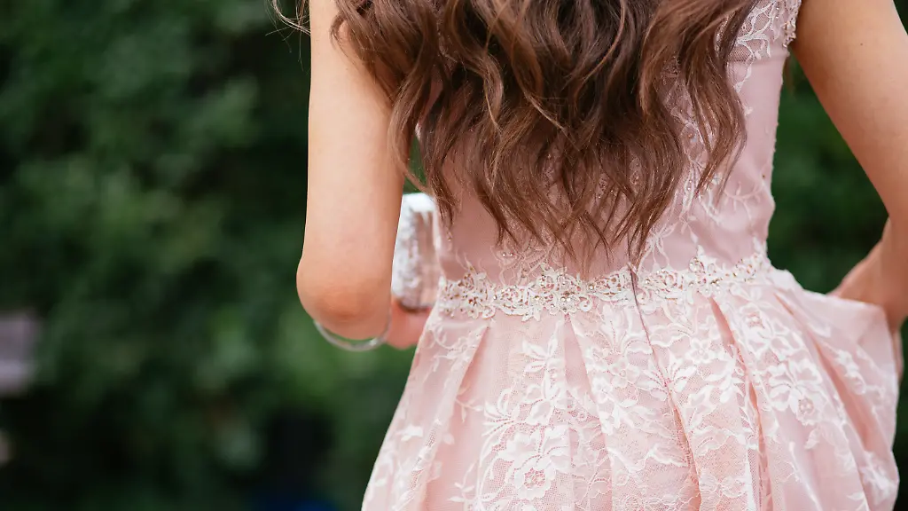 Zarte-Wellen-fuer-eine-Hochzeit-zu-stylen-gelingt-mit-einem-bestimmten-Tool-besonders-gut