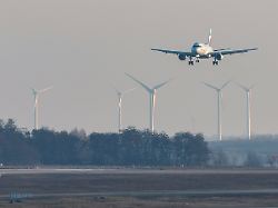 Flugbetrieb zeitweise eingestellt: Drohne am Flughafen Leipzig nahe ukrainischer Maschine gesichtet