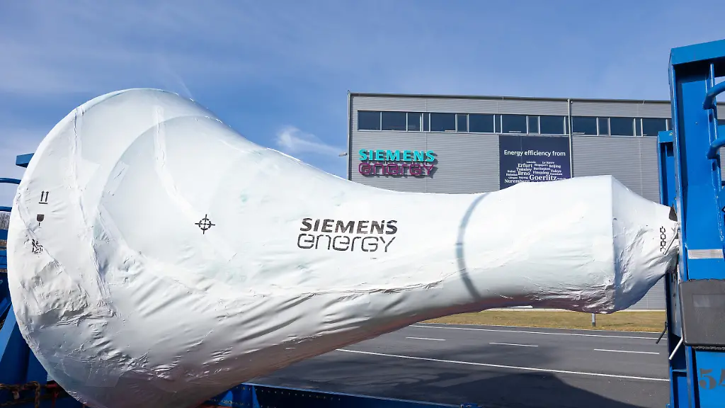 Ein-verpackter-Dampfturbinenrotor-steht-versandfertig-auf-dem-Gelaende-des-Siemens-Energy-Turbinenwerkes-Goerlitz-Der-Standort-mit-derzeit-ueber-800-Mitarbeitern-fertigt-seit-120-Jahren-Dampfturbinen-Am-26-Februar-2026-wird-Siemens-Energy-seine-jaehrliche-Hauptversammlung-als-Praesenzveranstaltung-in-Berlin-abhalten-Termin-aus-Voranfrage-an-die-Fotoredaktion
