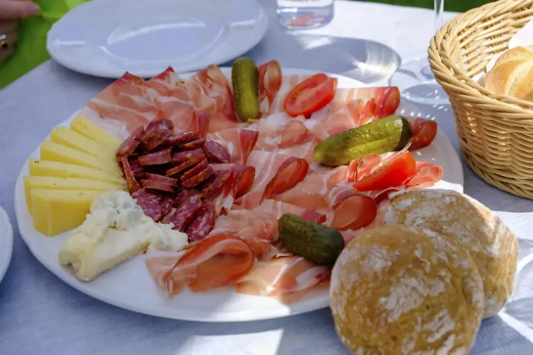 Suedtiroler-Marende-Brotzeit-Speck-Vinschgerl-food-Buschenschank-Pergola-bei-Tramin-Weinstrasse-Suedtirol-Italien