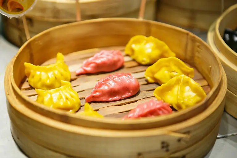 MOSCOW-27-NOVEMBER-2016-Dim-Sun-chinese-traditional-food-on-sale-in-the-shop-National-China-pastry-with-sea-food-and-vegetables-Tasty-exotic-dishes-in-restaurant