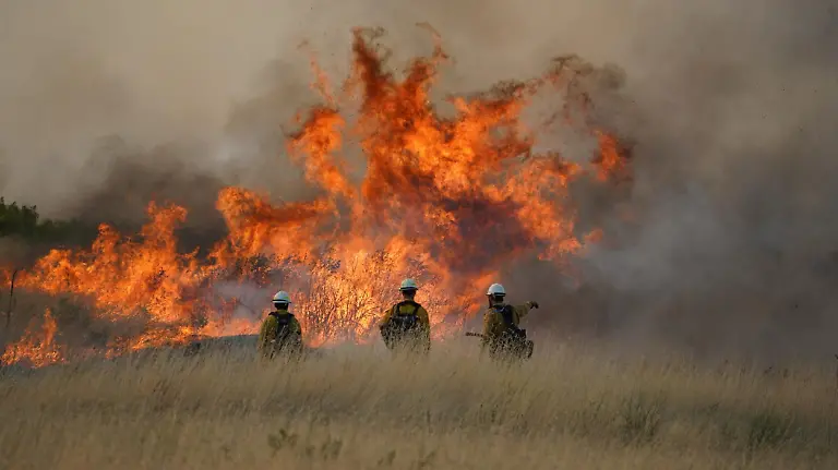 July-27-2026-Inchelium-Wa-United-States-Firefighters-watch-flames-lash-prairie-grass-at-the-Modrite-Fire-July-18-2026-near-Inchelium-Washington-The-fire-caused-by-lightning-strikes-on-grasslands-has-destroyed-9500-acres-and-is-only-63-contained