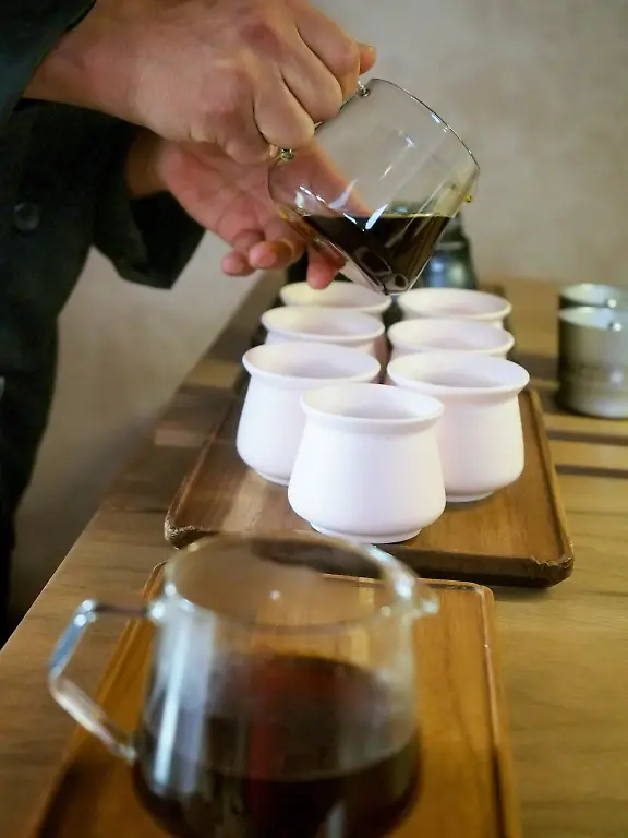 September-17-2025-Cuzco-Cuzco-Peru-Barista-bartender-serving-specialty-coffee-varieties-from-Cusco-in-a-coffee-shop-The-traceable-specialty-coffee-production-in-La-Convencion-province-accounts-for-approximately-6-of-Cusco-s-total-coffee-production-yet-its-market-price-is-double-or-triple-the-international-value