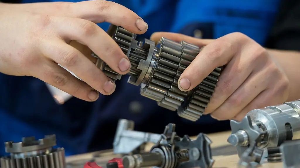 In-der-bayerischen-Metall-und-Elektroindustrie-wird-weniger-ausgebildet
