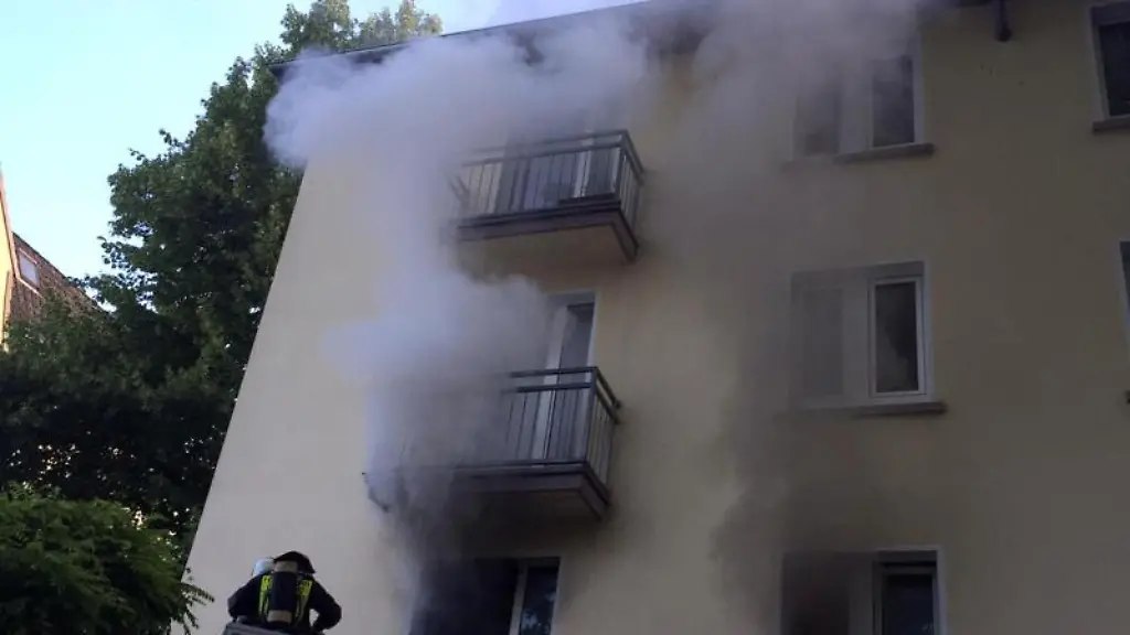 Rauch-steigt-ueber-mehrere-Etagen-aus-den-Fenstern-eines-Hauses-in-Dortmund