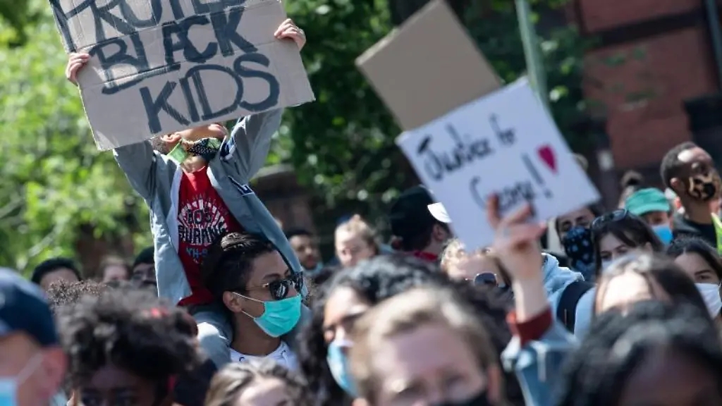 Demonstranten-protestieren-in-Kreuzberg-nach-dem-gewaltsamen-Tod-des-Afroamerikaners-George-Floyd