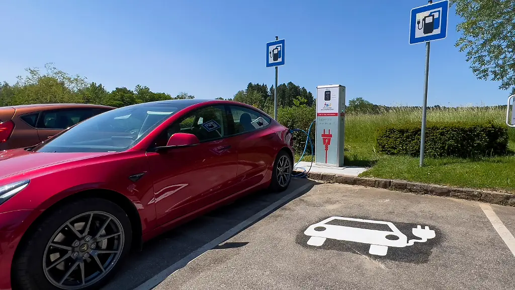 08-06-2023-Bad-Woerishofen-im-Allgaeu-Ladesaeule-fuer-E-Autos-im-Wohngebiet-Ein-Tesla-Model-3-laedt-gerade-seinen-Akku-voll