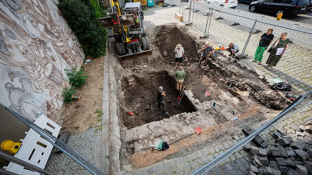 Bei-den-freigelegten-Mauerresten-handelt-es-sich-um-Teile-der-Ostwand-des-frueheren-juedischen-Tanzhauses
