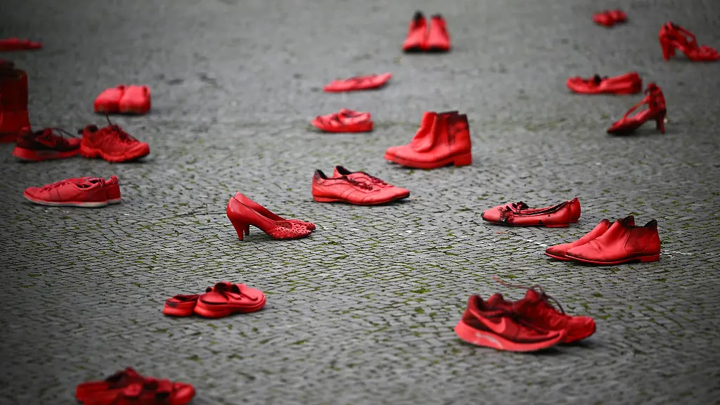 Rote-Schuhe-in-Gedenken-an-getoetete-Frauen-sind-mittlerweile-ein-etabliertes-Symbol-Archivbild