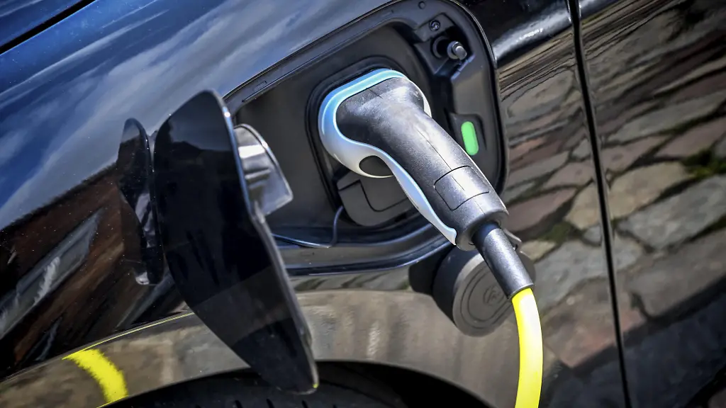 E-Auto-wird-an-einer-Ladesaeule-geladen-in-Hamburg-Deutschland-nur-redaktionelle-Nutzung