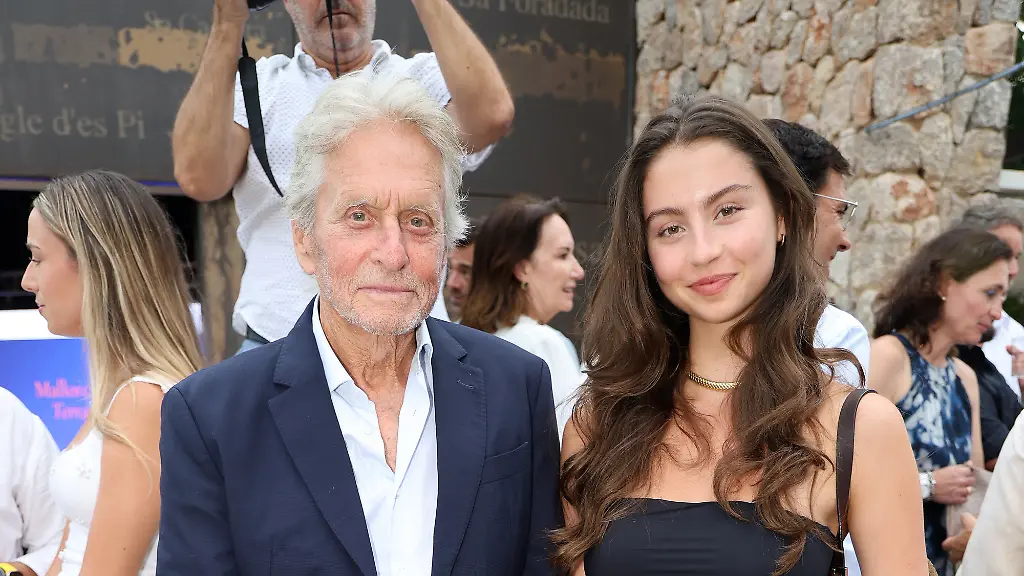 03-08-2026-Spanien-Mallorca-Michael-Douglas-und-seine-Tochter-Carys-Zeta-Douglas-bei-der-ersten-Verleihung-der-Mallorca-Land-of-Honour-Auszeichnungen-Diese-Auszeichnungen-wurden-ins-Leben-gerufen-um-verschiedene-Persoenlichkeiten-fuer-ihr-Lebenswerk-und-ihre-Verbindung-zur-Insel-zu-wuerdigen