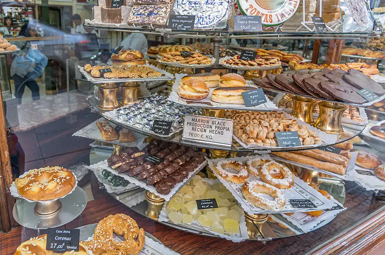 MADRID-SPANIEN-NOVEMBER-10-2022-Schaufenster-der-beruehmten-Konditorei-Casa-Mira-in-Madrid-Spanien-Sie-ist-bekannt-fuer-ihren-Turron-Nougat-und-ist-die-erste-handwerklich-gefertigte-Turron-Filiale-in-Madrid-Sie-bietet-auch-Bonbons-Marzipan-Polvo-MADRID-SPAIN-NOVEMBER-10-2022-Showcase-of-the-famous-Casa-Mira-pastry-shop-in-Madrid-Spain-It-is-known-for-its-turron-nougat-is-the-first-artisanal-turron-shop-in-Madrid-They-also-offer-sweets-marzipan-polvorones-and-candied-fruit-LicenseRM-Copyright-xZoonar