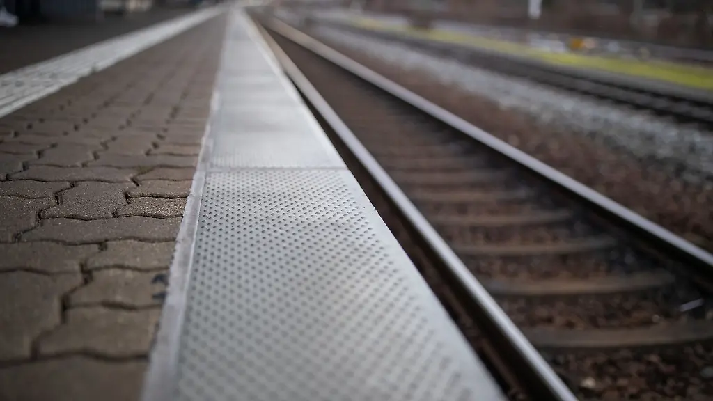Die-einfahrende-S-Bahn-konnte-noch-vor-dem-67-Jaehrigen-auf-den-Gleisen-stoppen