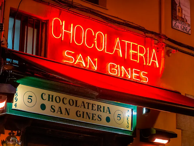 Famous-Madrid-Chocolateria-San-Gines-Chocolateria-San-Gines-Chocolate-Bar-in-the-Pasadizo-de-San-Gines-Madrid-Spain